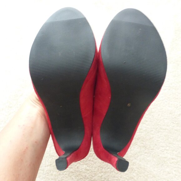 LE CHATEAU Red faux suede almond toe platform pumps - NWOT - Picture 5 of 10